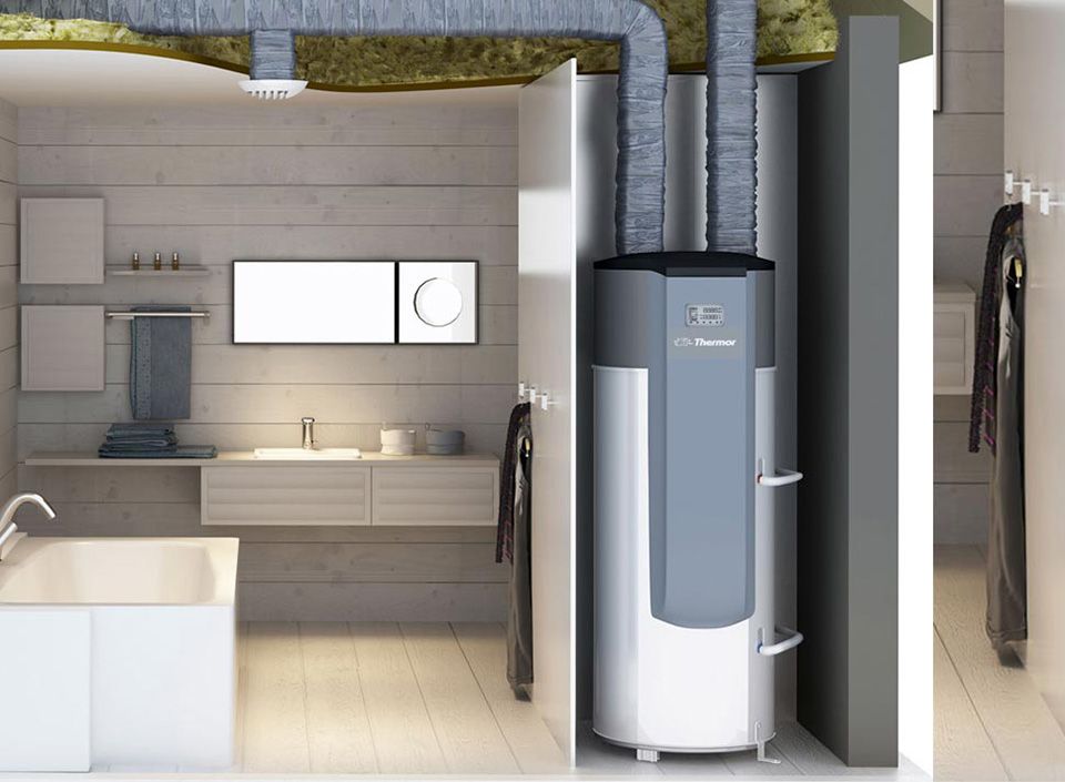 Salle de bain moderne alimentée en eau chaude sanitaire