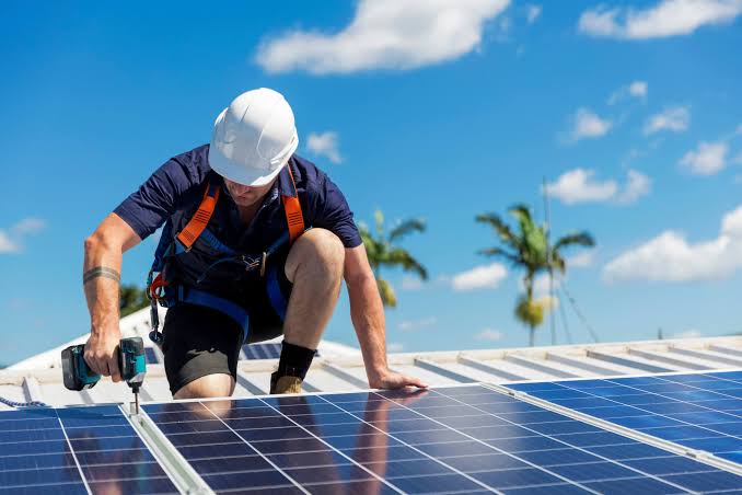 Technicien réalisant l'installation électrique