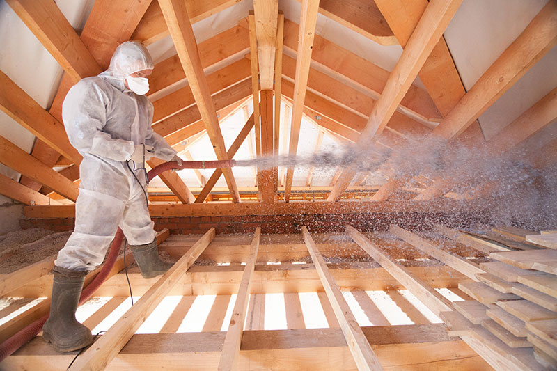 Artisans réalisant des travaux d'isolation