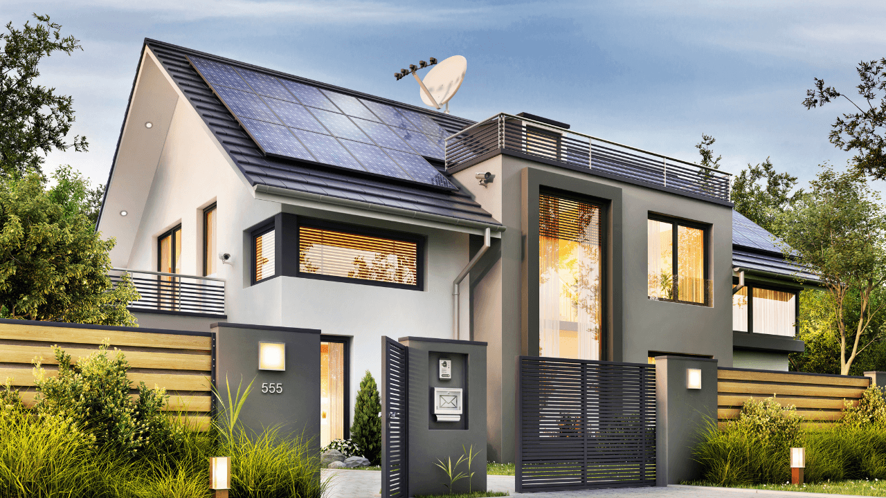 Centrale photovoltaïque au coucher du soleil