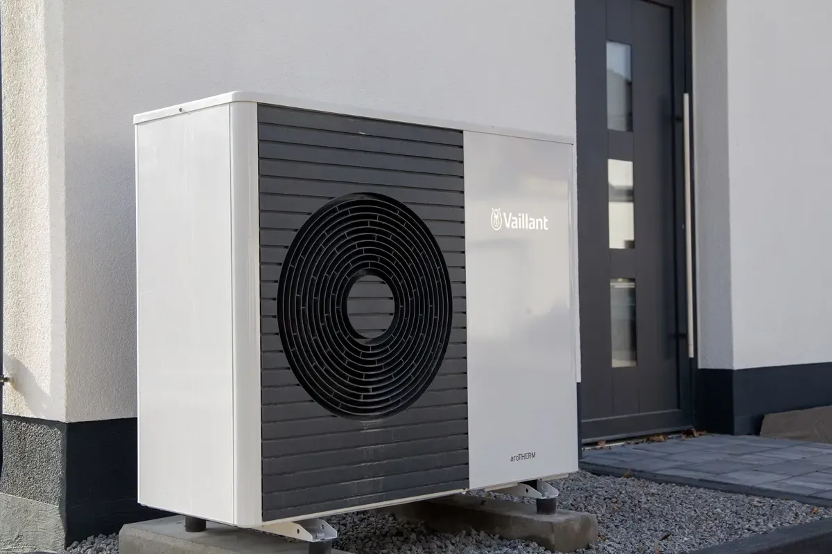 Technicien installant une pompe à chaleur air/eau