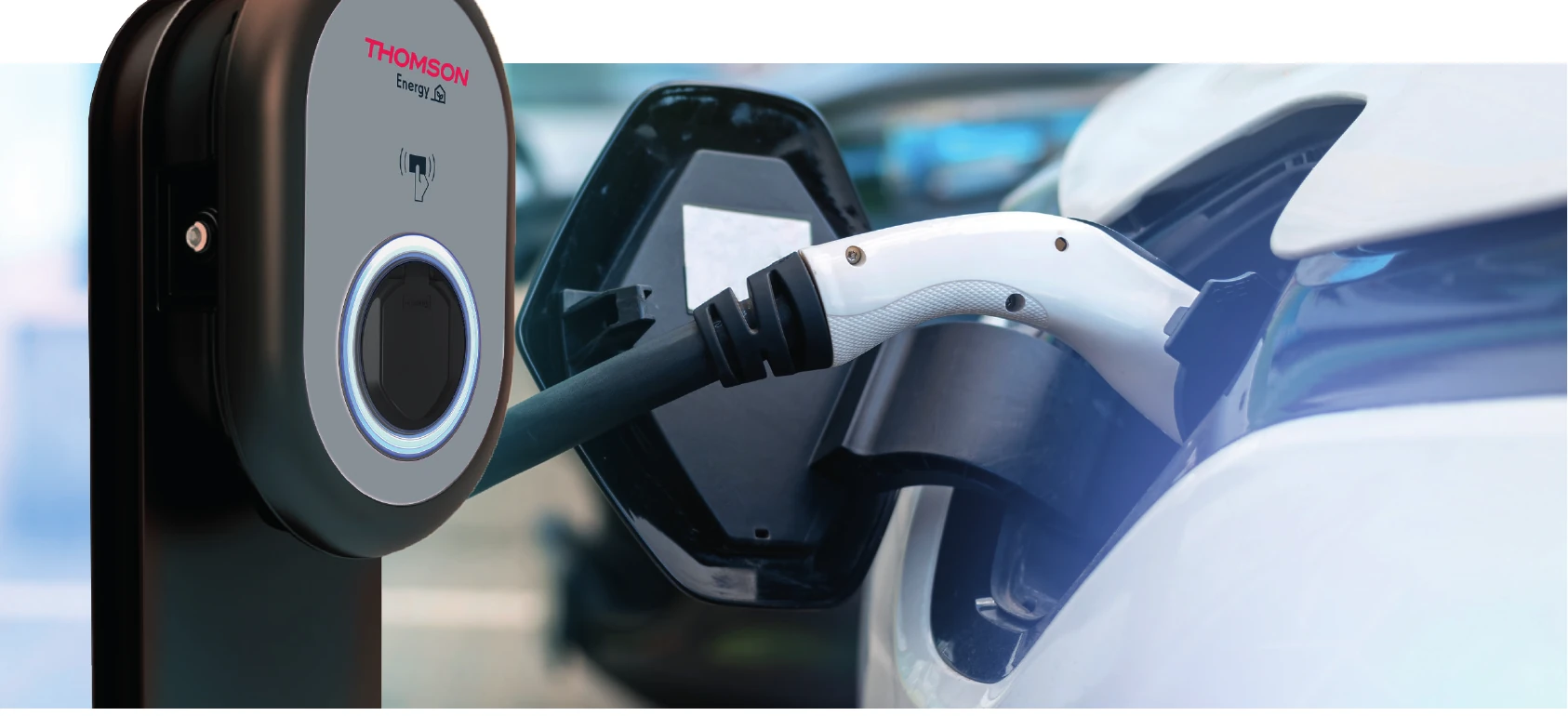 Véhicule électrique en charge sur une borne Thomson E-One